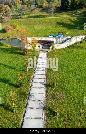 Bella scultura modernista a Drazgose, Slovenia Foto Stock