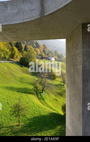 Bella scultura modernista a Drazgose, Slovenia Foto Stock