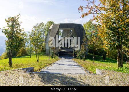 Bella scultura modernista a Drazgose, Slovenia Foto Stock