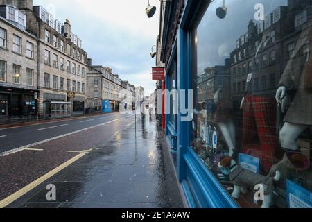 Edimburgo, Scozia, Regno Unito. 05 gennaio 2021. La maggior parte del centro di Edimburgo è estremamente tranquilla e soprattutto deserta durante il primo giorno di blocco nel 2021 Credit: David Coulson/Alamy Live News Foto Stock