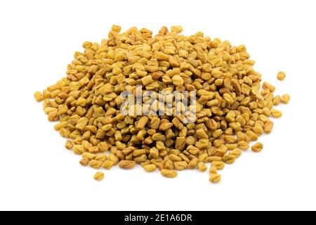 Mucchio di semi di fenugreek su uno sfondo bianco isolato Foto Stock