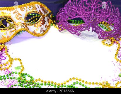Maschera e beads di Mardi gras cornice per testo su sfondo bianco. Madi gras celebrazione grasso martedì carnevale Foto Stock