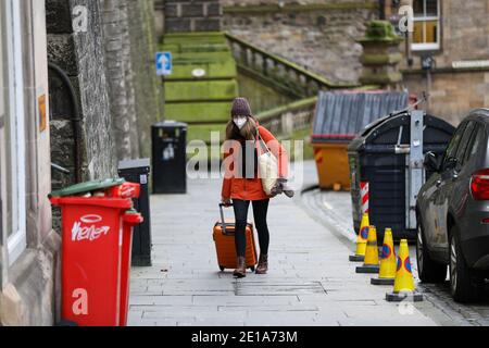 Edimburgo, Scozia, Regno Unito. 05 gennaio 2021. Un passeggero con bagaglio che è arrivato su treni quasi vuoti a Edinburgh Waverley Credit: David Coulson/Alamy Live News Foto Stock