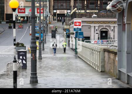 Edimburgo, Scozia, Regno Unito. 05 gennaio 2021. La stazione ferroviaria di Edinburgh Waverey è stata per lo più deserta il primo giorno di blocco nel 2021 Credit: David Coulson/Alamy Live News Foto Stock