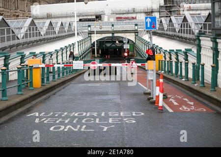 Edimburgo, Scozia, Regno Unito. 05 gennaio 2021. La stazione ferroviaria di Edinburgh Waverey è stata per lo più deserta il primo giorno di blocco nel 2021 Credit: David Coulson/Alamy Live News Foto Stock