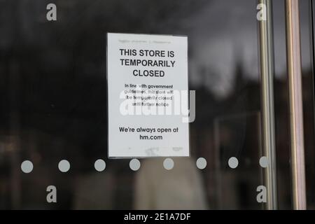 Edimburgo, Scozia, Regno Unito. 05 gennaio 2021. La maggior parte dei negozi della strada rimane chiusa durante la chiusura. Credit: David Coulson/Alamy Live News Foto Stock