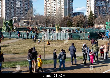 Sofia Bulgaria Europe persone in fila per entrare nella mostra interattiva "Living Dragons – Winter tale", parco di fantasia all'aperto. Foto Stock