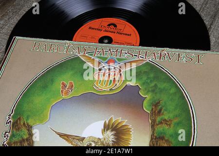 Viersen, Germania - 9 maggio. 2020: Primo piano di copertine di dischi in vinile della band inglese di musica rock progressive Barclay James Harvest (focalizzazione sul nome della band in c Foto Stock