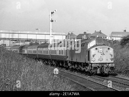 Una locomotiva diesel di classe 40 della British Rail che trasporta un treno passeggeri dopo Brockley Whins, South Tyneside, Inghilterra, Regno Unito alla fine degli anni '60. Foto Stock