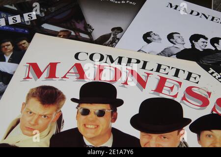 Viersen, Germania - 9 maggio. 2020: Primo piano di copertine di dischi in vinile della band musicale britannica ska Madness Foto Stock