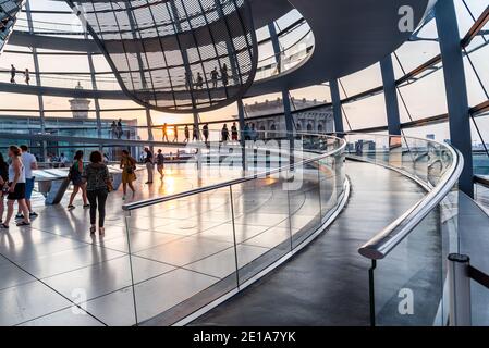 Berlino, Germania - 28 luglio 2019: Vista interna della rampa elicoidale sotto la cupola dell'edificio Reichstag, sede del Parlamento tedesco. Vista al sole Foto Stock