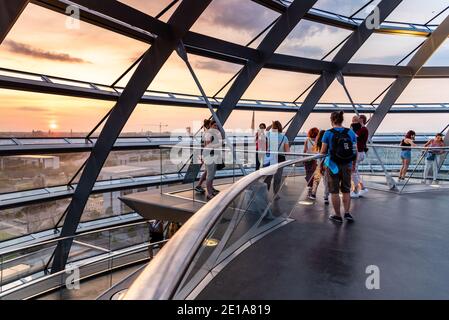 Berlino, Germania - 28 luglio 2019: Vista interna della rampa elicoidale sotto la cupola dell'edificio Reichstag, sede del Parlamento tedesco. Vista al sole Foto Stock