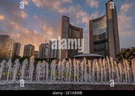 Toronto,, Canada, 2006 agosto - Municipio della torre di Toronto visto dietro le fontane d'acqua Foto Stock