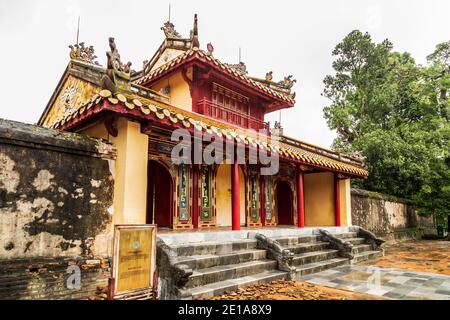 Tempio buddista design architettonico in stile cinese nella Città Proibita viola nel Palazzo reale Imperiale di Hue, viaggia in Vietnam. Foto Stock