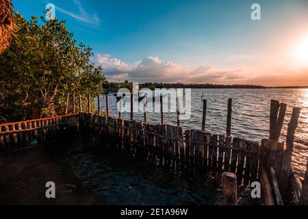 Barche da pesca vicino ai suoi punti di attracco, appena partito per l'attività di pesca hanno luogo Foto Stock