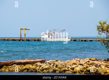 Barche da pesca vicino ai suoi punti di attracco, alcune di esse sono parcheggiate e legate sul molo Foto Stock