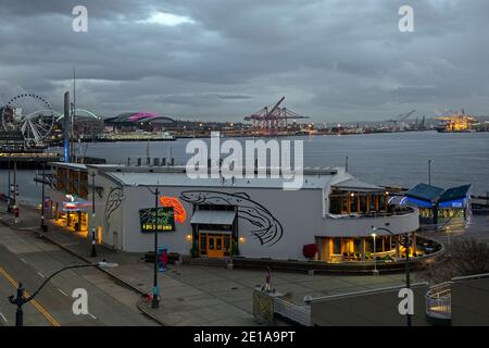WA19001-00...WASHINGTON - Vista del lungomare di Seattle e del porto di Seattle dall'altra parte di Elliot Bay dal molo 66. 2020 Foto Stock