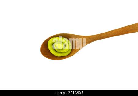 Pozza di condimento wasabi verde o salsa wasabi in un cucchiaio di legno isolato su sfondo bianco. Foto Stock