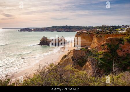 Vista panoramica sulle scogliere della spiaggia di Tres Castelos a Praia da Rocha, Algarve, Portogallo Foto Stock