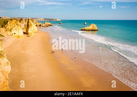 Vista panoramica della spiaggia di Tres Castelos completamente deserta. Praia Rocha, Algarve, Portogallo Foto Stock