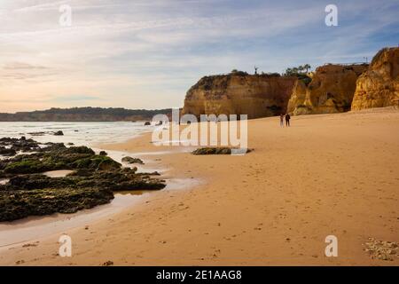 Praia da Rocha, Algarve, Portogallo - Febbraio 2019: Vista panoramica delle scogliere della spiaggia di Tres Castelos Foto Stock