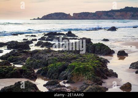 Vista panoramica della spiaggia di Tres Castelos al tramonto, Praia Rocha, El Algarve, Portogallo Foto Stock