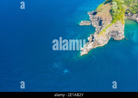 Vista aerea del drone dei SUBACQUEI su una barriera corallina al largo di una splendida isola tropicale remota (Ko Bon, Similans) Foto Stock