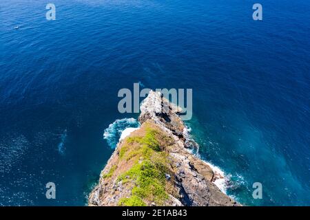 Vista aerea del drone dei SUBACQUEI su una barriera corallina al largo di una splendida isola tropicale remota (Ko Bon, Similans) Foto Stock