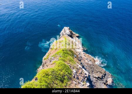 Vista aerea del drone dei SUBACQUEI su una barriera corallina al largo di una splendida isola tropicale remota (Ko Bon, Similans) Foto Stock