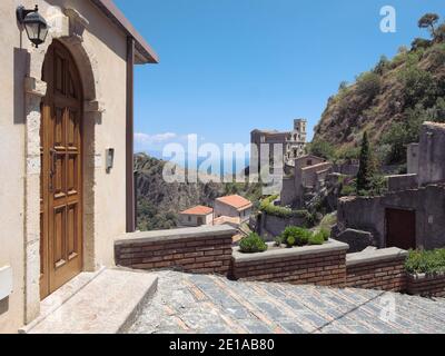 Savoca pittoresco villaggio di Sicilia destinazione di viaggio, sullo sfondo chiesa medievale Foto Stock