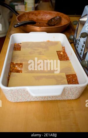 Preparare una lasagna a casa. Inghilterra Foto Stock