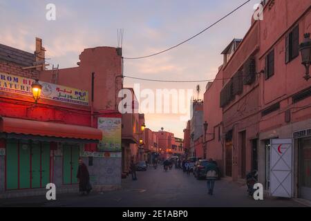 Marrakech, Marocco - 10 2015 dicembre: Una scena di una manna a Marrakech, Marocco, con uno sfondo tramonto. Foto Stock