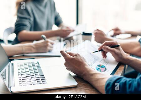 primo piano. i dipendenti lavorano con diversi documenti finanziari. Foto Stock