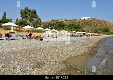 Spiaggia di ciottoli Pissouri con sdraio e ombrelloni sul Mar Mediterraneo, Pissouri, Cipro Foto Stock