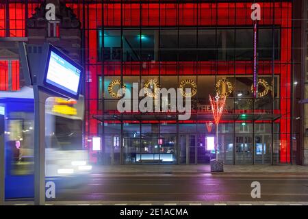 Notte alla stazione del tram con luci di Natale ad Amsterdam, Paesi Bassi Foto Stock