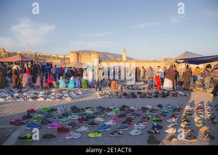 Fez, Marocco - Novembre 27 2015: Scarpe e altri beni in vendita al di fuori della porta Blu e fortificata città vecchia medina a Fez, Marocco. Foto Stock