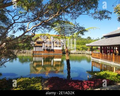 casa orientale in legno vicino al fiume in indonesia Foto Stock