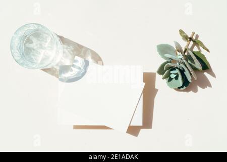 scena mock-up di cancelleria estiva. Foto Stock