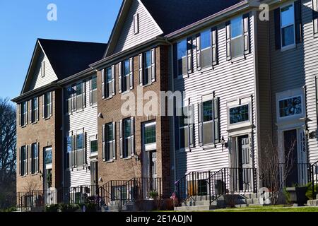 South Elgin, Illinois, Stati Uniti. Una serie di case cittadine moderne crogiolatevi al sole del pomeriggio. Foto Stock