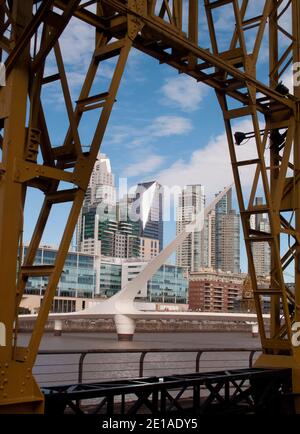 Puente de la Mujer (Ponte della Donna) e sviluppo Puerto Madero, Buenos Aires, Argentina Foto Stock
