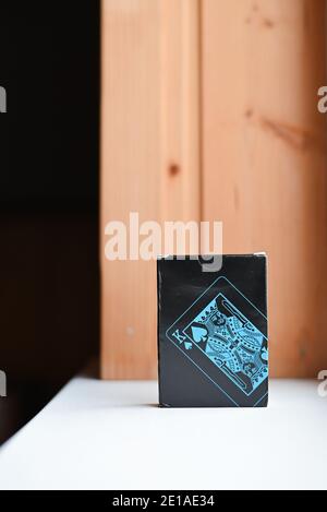 mazzo di carte da gioco su sfondo di legno muro Foto Stock