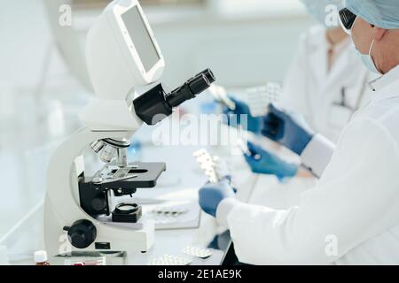 gli scienziati lavorano con campioni di nuovi farmaci in laboratorio. Foto Stock