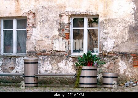 Un letto fiorito splendidamente decorato e una panca da un barile E da mezzi improvvisati nel cortile del Castello di Dundaga In Lettonia Foto Stock