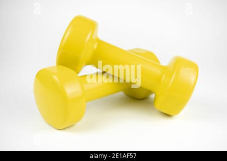 Due manubri gialli su sfondo bianco Foto Stock