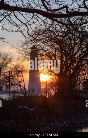 Detroit, Michigan - Tramonto sul fiume Detroit. Il Milliken state Park Lighthouse si trova vicino al centro, lungo il lungofiume di Detroit. Foto Stock