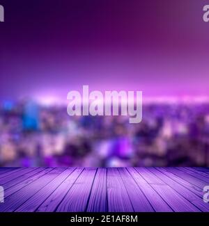 Piattaforma in legno e luci della città notturna. Pronto per l'esposizione del prodotto. Stage per la presentazione di oggetti con spazio di copia. Piattaforma e luci in legno Foto Stock