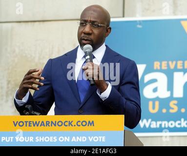 Atlanta, Stati Uniti. 05 gennaio 2021. Il democratico Raphael Warnock che corre per il Senato degli Stati Uniti della Georgia parla ai media alla IBEW Local 613 ad Atlanta, Georgia martedì 5 gennaio 2021. Foto di Tami Chappell/UPI Credit: UPI/Alamy Live News Foto Stock