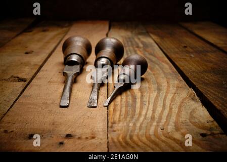 Tre cacciaviti in legno d'epoca su tavole di legno. Foto Stock