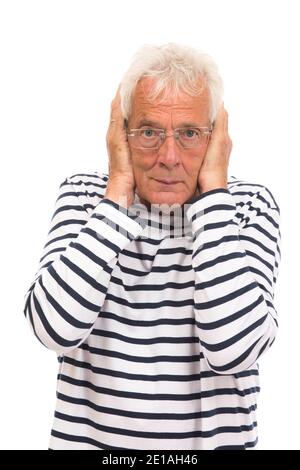 Uomo anziano con troppo rumore isolato su sfondo bianco Foto Stock