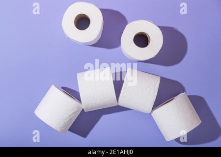 triste volto sorridente da rotoli di carta igienica Foto Stock